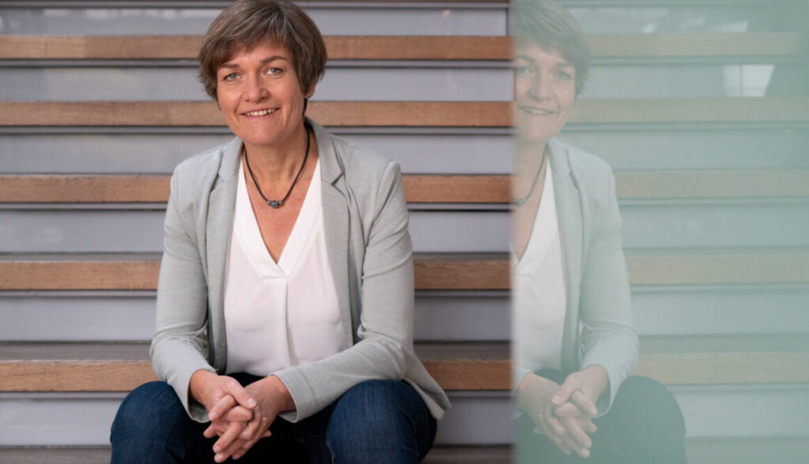 Hanka Schiebold auf Treppe